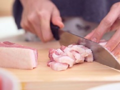 Thịt ba chỉ mua về rửa sạch, thái miếng dày vừa ăn. Ướp thịt với 1 muỗng cà phê rượu, 1 muỗng canh nước tương và 1 muỗng cà phê bột bắp. Khoai tây gọt vỏ, rửa sạch, cắt miếng vuông. Cà chua rửa sạch, cắt múi cau. Hành lá rửa sạch, thái nhỏ. Tỏi bóc vỏ đập dập.