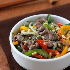 Trộn thịt bò với hành tây, ớt chuông với 1/2 muỗng cà phê nước mắm, 1 muỗng cà phê đường và 2 muỗng cà phê nước cốt chanh trong một cái chén. Nêm lại chua mặn ngọt cho vừa ăn. Cho các loại rau thơm vào trộn đều. Sắp gỏi ra đĩa hoặc chén. Rắc đậu phộng rang lên trên.