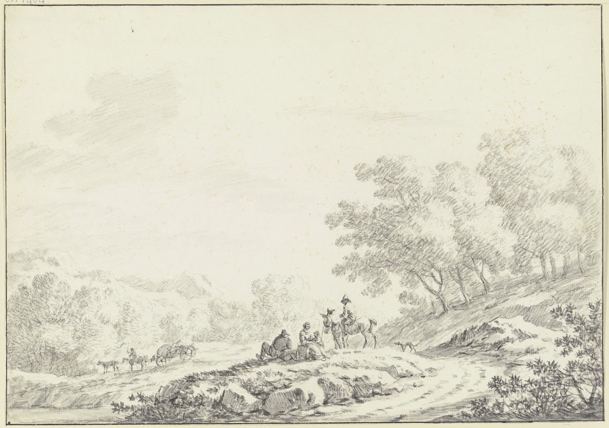 Hügelige bewaldete Landschaft im Vordergrund neben einem Weg eine Gruppe von ruh