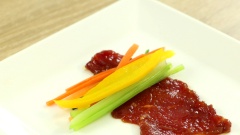 Trải thịt bò ra, lần lượt cho rau củ vào và cuộn tròn lại. Khi cuộn nhớ cuộn chặt tay để miếng bò được đẹp. Cuối cùng là dùng tăm để ghim cố định thịt lại tránh cho thịt bị bung ra.