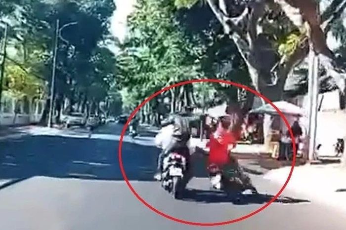 Xác minh clip nam thanh niên đang chạy xe bị tấn công bằng mũ bảo hiểm - Báo Tiền Phong