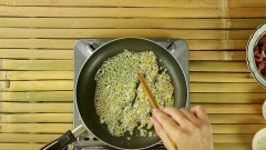Làm nóng chảo, bạn cho dầu ăn vào. Dầu nóng thì xào thơm hằm băm, tỏi băm, và sả băm. Sau đó thì cho thịt đã ướp lúc nãy vào, xào săn. Nếu bạn thấy thịt khô quá có thể cho thêm một chút xíu nước và dầu ăn. Đến khi thịt ngã màu vàng nâu thì bạn cho tiếp mắm tép vào. Đảo đều tiếp 3 phút nữa thì tắt bếp, sau đó cho hành lá vào cho thơm. Xong rồi, dọn món và thưởng thức nào. Mắm tép có vị mặn đặc trưng và thịt lúc đầu cũng đã ướp rồi nên khi xào không cần nêm đậm nữa.
