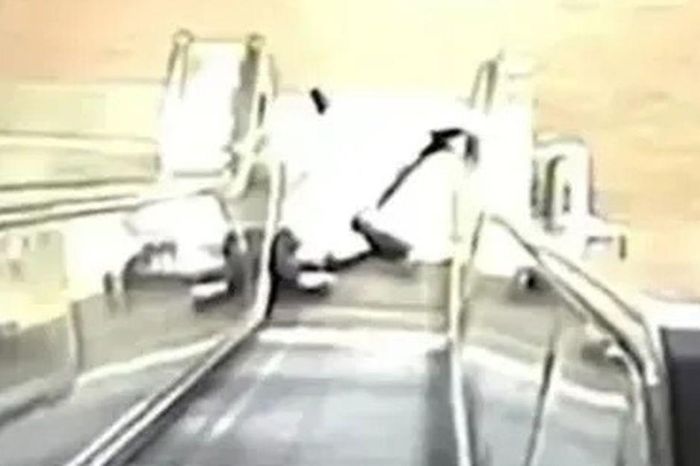Vụ người đàn ông thiệt mạng sau khi mắc kẹt vào thang cuốn: Camera ghi lại cảnh gây phẫn nộ - Chuyên trang Góc nhìn pháp lý - Tạp chí Người đưa tin