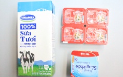 Để sữa chua cái (tức sữa chua có sẵn hoặc mua sẵn) bên ngoài nhiệt độ phòng cho mềm. Sữa đặc nếu nhà không có cân, thì mua 4 hộp mini nhỏ sữa đặc ông Thọ là đủ định lượng nha.