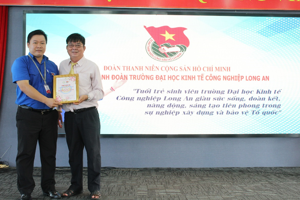 Đoàn trường DLA trao quà và hoa cho Đoàn Chi nhánh Bưu chính Viettel Long An