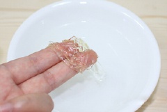 Ngâm lá gelatin vào nước lạnh khoảng 15 phút. Sau đó, nấu cách thủy cho lá gelatin tan chảy.