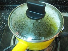Đun sôi 200ml nước, cho trà mạn vào pha, để nguội như hình bên.