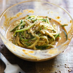 Salad bí ngòi sốt mè cực kì dễ làm và hoàn toàn tốt cho sức khỏe với hương vị đậm đà, thơm lừng của mè đó. Bạn còn chờ gì mà không lưu lại ngay công thức và thử làm ngay nào.