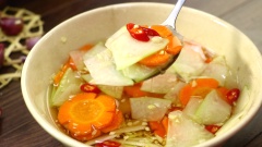 Gọt vỏ 50gr đu đủ xanh và 50gr cà rốt, thái lát mỏng vừa ăn rồi ngâm với nước muối 5 phút cho giòn. Vớt dưa góp ra, để ráo nước rồi trộn chung với 1 muỗng canh đường và 1 muỗng canh giấm, bóp đều cho ngấm vị. Trong 1 chén khác, cho và 2 muỗng canh đường, 100ml nước lọc, 1 muỗng canh giấm, 1 muỗng canh nước mắm, 5gr Tỏi băm và 5gr ớt cắt lát rồi khuấy tan. Cuối cùng đổ phần nước mắm đã pha vào dưa góp là ta có bát nước chấm hoàn chỉnh.