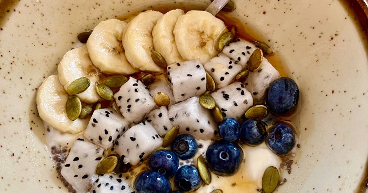 Sữa Chua Dầm Hạt Chia Cùng Topping Với Chuối, Thanh Long, Việt Quất, Hạt Bí và Mật Ong