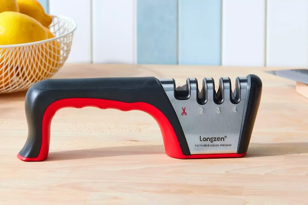 Affilacoltelli Longzon 4 in 1 esposto su un bancone in legno