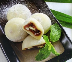 Bánh mochi dẻo là một loại bánh truyền thống thường được dùng cho dịp năm mới, với ý nghĩa mang lại sự may mắn, thịnh vượng của người nhật. Mochi có nhiều loại nhân, trong đó được biết đến nhiều nhất là nhân đậu đỏ.