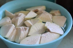 Trái sa kê gọt vỏ ngoài, chẻ tư rồi bỏ lõi giữa. Sau đó, cắt khúc sa kê cho vào nước muối pha loãng ngâm cho có màu trắng. Lá dứa rửa sạch, cắt nhỏ, cho vào máy xay sinh tố cùng 100 ml nước lọc, bấm nút xay nhuyễn. Lọc qua rây được nước cốt lá dứa xanh đậm.