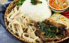 Bì cơm tấm đã hoàn thành, bạn có thể ăn cùng cơm hoặc để làm bì cuốn cũng ngon lắm đấy! Bì dai dai, giòn giòn, trộn cùng với thính thơm không thể nào cưỡng lại được luôn. Món này có thể dễ dàng kết hợp với đủ món ăn trên đời mà không bị ngấy đó, nhưng mà ngon nhất vẫn là phải ăn cùng cơm tấm và chén nước mắm đặc trưng rồi. Cooky đã hướng dẫn các bạn cách làm bì cơm tấm siêu dễ, siêu ngon rồi đó, mạnh dạn vào bếp để thử sức mình nha. Chúc các bạn ngon miệng.