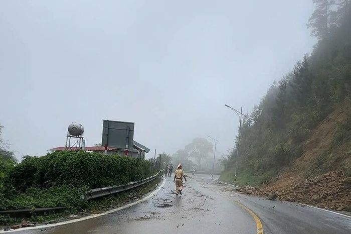 CSGT Phú Thọ đề nghị người dân tạm thời không lên xuống núi Tam Đảo - Báo Tri thức &amp; Cuộc sống