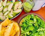 Cho vào xay lần lượt cứ một lượt thơm một lượt kale, lượt ổi, lẫn lộn với nhau, thì mix sẽ đều vị hơn ạ. 
Chịu khó chăm chỉ vì tương lai xinh đẹp hahahaah, các bác làm cùng em nha
