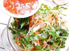 Cuối cùng từ từ rót nước mắm pha vào và trộn để các nguyên liệu được thấm đều gia vị. Sau cùng là cho rau răm, lá chanh, ngò rí cùng đậu phộng rang, hành phi lên trên. Cho nộm gà ra dĩa và thưởng thức thôi.