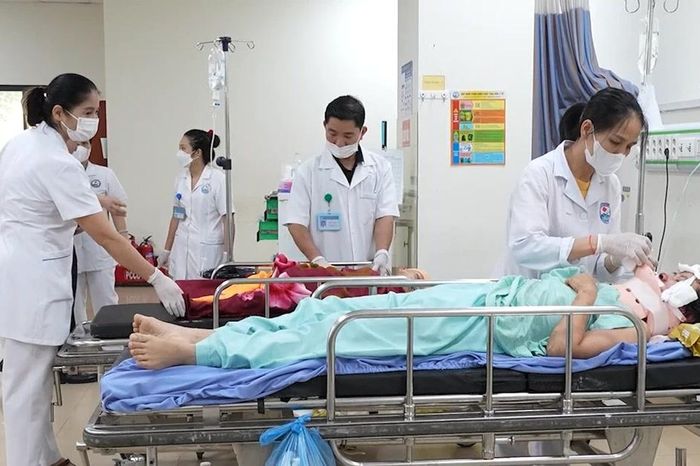 Phú Thọ khẩn trương cứu chữa các nạn nhân vụ xe ô tô 29 chỗ lao xuống vực - Báo Nhân Dân