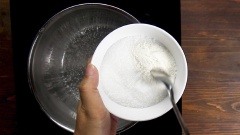 Lá dứa chuẩn bị một bó nhỏ, rửa sạch, cắt nhỏ rồi cho vào máy xay sinh tố xay nát cùng với 100ml nước. Dùng rây lược bỏ xác lá dứa lấy 100ml nước cốt. Nấu sôi lăn tăn 600ml nước, trộn đều bột rau câu với đường rồi từ từ đổ hỗn hợp này vào nước, vừa đổ vừa khuấy đều đến khi rau câu và đường tan hết. Sau đó đổ nước cốt lá dứa vào, khuấy đều rồi nhắc xuống. Đổ rau câu ra khuôn, để nguội thì cho vào ngăn mát tủ lạnh chờ rau câu đông.