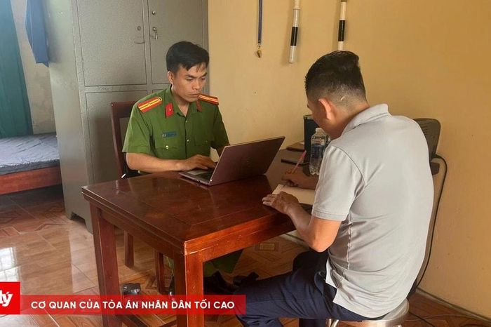 Mời làm việc người đàn ông đi xe máy đầu trần, đội mũ cho chó - Báo Công Lý