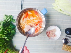 Chả cá thu mua về bạn nêm thêm chút hạt nêm, thì là, dùng muỗng tán đều nhằm tăng độ dai ngon. Nước sôi bùng lại, dùng muỗng xắn từng miếng chả cá vừa ăn thả vào nồi. Nấm mèo ngâm nở cắt thằng miếng thả vào cùng với cá. Nước sôi lại thêm ớt trái, nêm lại gia vị cho vừa khẩu vị của cả gia đình là có thể thưởng thức.