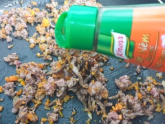 Dừng quên xốt nêm thịt heo Knorr đậm vị ngon nữa nhé. Thêm nui vào xào, đảo đều tay cho nui thấm đều gia vị. Tắt bếp và dọn ra dùng thôi, bạn có thể dùng thêm với tương ớt nữa nhé.