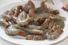 Làm tôm chấy cho bánh bèo truyền thống: Tôm rửa sạch, rút chỉ đen trên lưng tôm, cho tôm vào nồi, nấu nhỏ lửa, đậy kín nắp để tôm chín, không thêm nước. Đến khi tôm chín hồng, đợi nguội, bóc vỏ tôm, giữ lại vỏ tôm để nấu với nước mắm, còn thân tôm dùng cối, giã nhuyễn.
