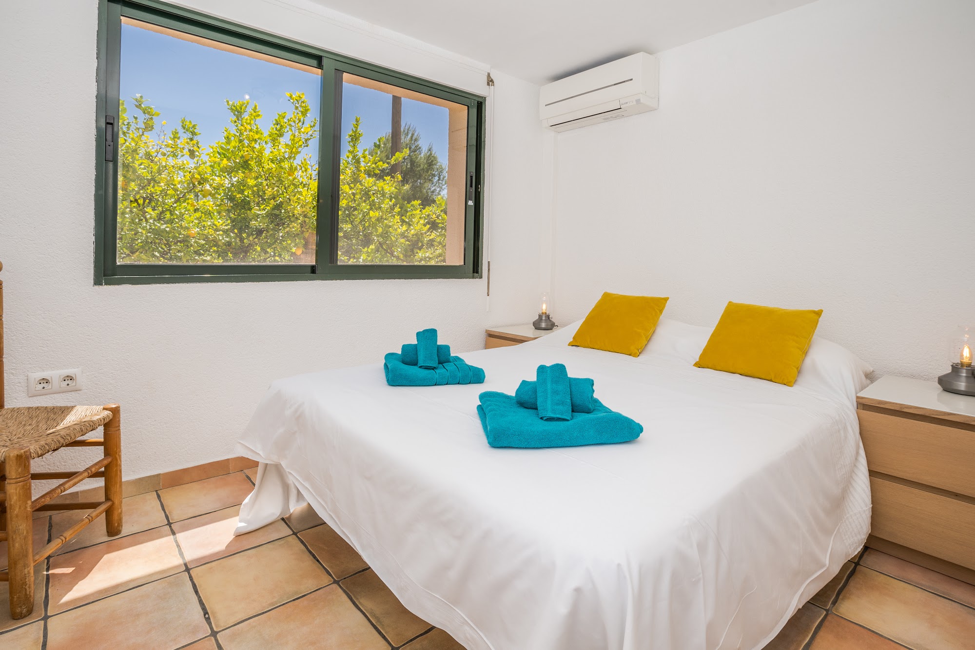 Double bedroom with yellow towel accents