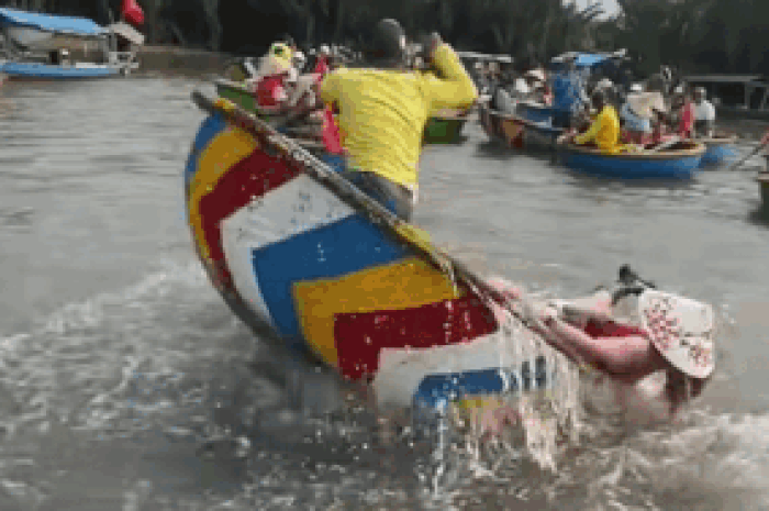 Cô gái lần đầu trải nghiệm 'quay thuyền thúng', mới 20 giây đã gặp sự việc khó ngờ - Tạp chí SaoStar