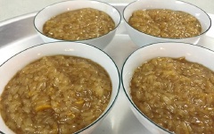 Tắt bếp, múc chè ra chén, để hơi nguội và thưởng thức ngay nhé!