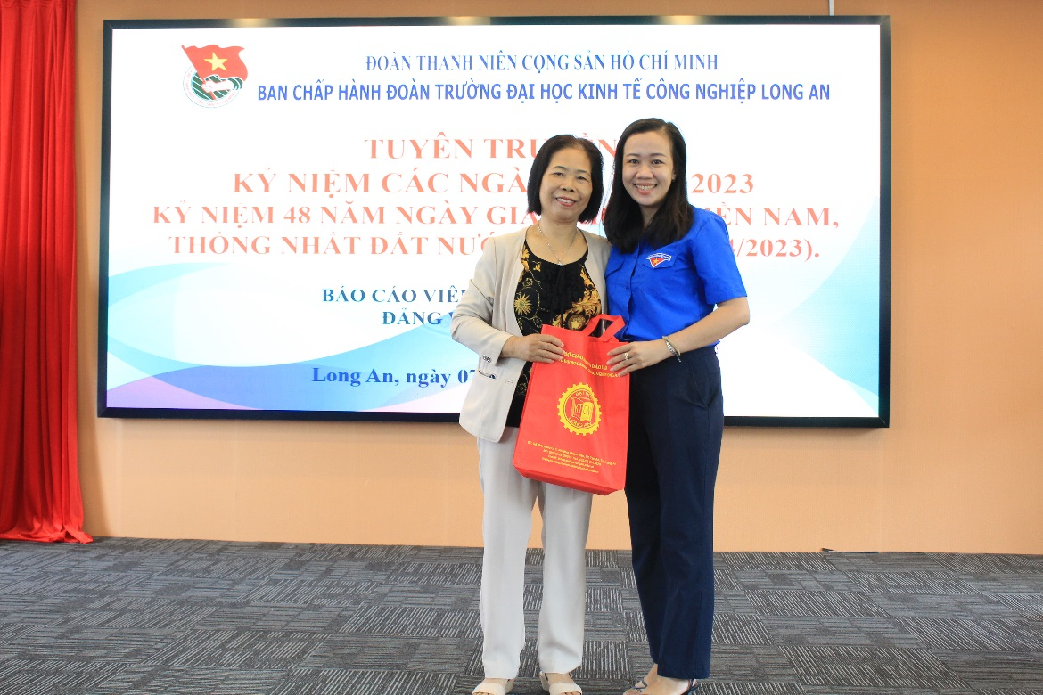 Trao thư cảm ơn và quà lưu niệm gửi đến báo cáo viên chương trình