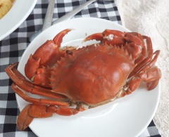 Tôm lột vỏ chừa phần đuôi lại, rửa sạch, ướp với hành băm và nước mắm rồi chiên. Còn cua thì chà rửa thật sạch và luộc chín.
