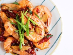 Tôm rang cay thơm sẵn sàng phục vụ bữa cơm cho cả nhà trong những ngày trời gió bấc lạnh. Món ăn cay nóng giúp làm ấm cơ thể nhanh chóng, vừa ăn vừa hít hà thật thích.