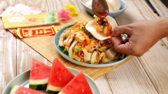 Dưa hấu là một trong những loại trái cây đặc trưng cho Tết. Sẽ rất tuyệt vời nếu bạn có thể tận dụng vỏ dưa hấu để làm món gỏi vỏ dưa tôm thịt thanh mát cho gia đình mình. Vị chua ngọt từ nước mắm kết hợp cùng vỏ dưa giòn mát, tôm thịt tươi rói sẽ giúp bạn đỡ ngán sau những món đầy dầu mỡ ngày tết phải không nào.