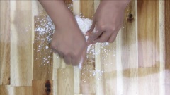 Đầu tiên các bạn trộn bột gạo, bột nếp và muối lại với nhau trong một cái âu hoặc một cái tô sâu lòng. Sau đó tạo bột thành hình phễu ở chính giữa tô, từ từ đổ 280ml nước sôi vào, vừa đổ vừa trộn đều đến khi tạo thành bột khối bột kết dính. Cho bột ra thớt (hoặc một mặt phẳng sạch), phủ lên 1 nắm bột gạo khô để chống dính rồi các bạn tiến hành nhào bột thành một khối bột mịn dẻo và không còn bột bị đóng cục.