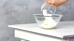 Cho 150gr kem phô mai và 40gr đường vào tô lớn. Dùng máy đánh ở tốc độ nhỏ cho kem phô mai hòa quyện với đường. Tiếp tục cho 150ml kem whipping vào đánh ở tốc độ vừa đến khi kem có chóp mềm. Sau đó cho vào 2 lá gelatine đã đun chảy cùng 20ml nước. Đánh ở tốc độ thấp thêm 30 giây. đến khi các nguyên liệu hòa quyện với nhau.