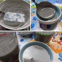 Lần lượt múc hỗn hợp rau câu vào khuôn đã chuẩn bị trước. Để nguội cho rau câu đông đặc lại rồi đặt vào tủ lạnh khoảng 2 tiếng đồng hồ.