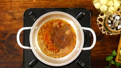 Làm mắm ruốc: đun nóng 2 muỗng canh dầu ăn, cho 10gr tỏi băm và 5gr ớt băm vào phi thơm. Tiếp theo cho 2 muỗng canh mắm ruốc vào chảo, làm dịu vị mắm ruốc với 3 muỗng canh nước luộc hến và 1 muỗng canh đường, khuấy đều rồi đun cho mắm ruốc sôi lên là được.
