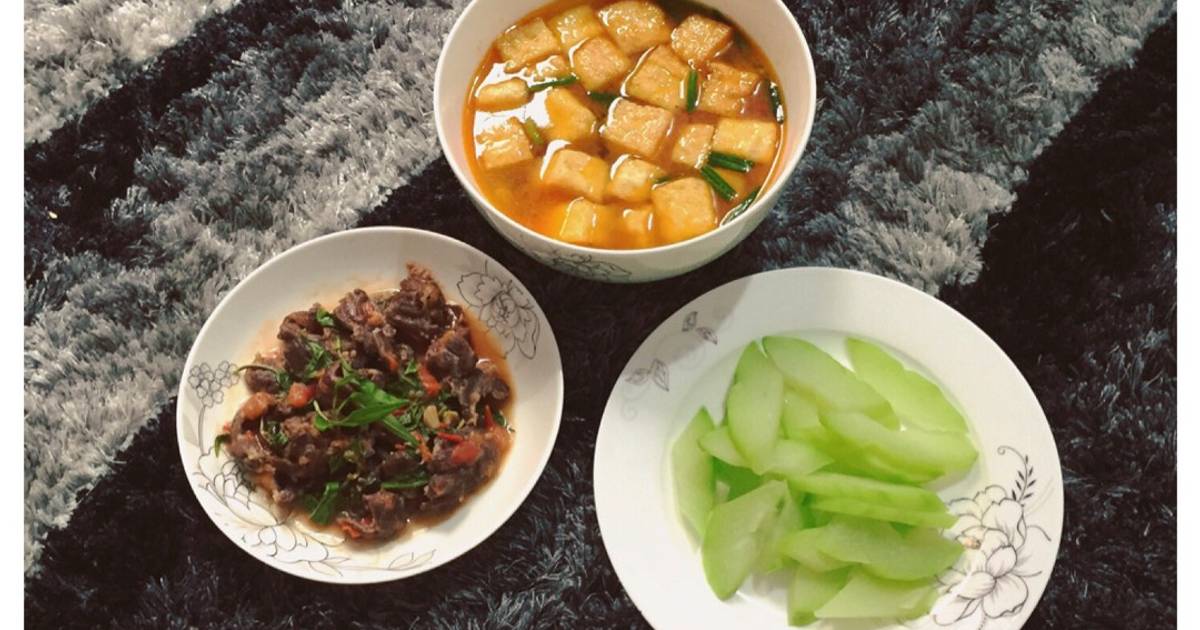 Bắp bò thuôn rau dăm
Canh đậu
Su su luộc (thiếu đĩa muối vừng 😭)