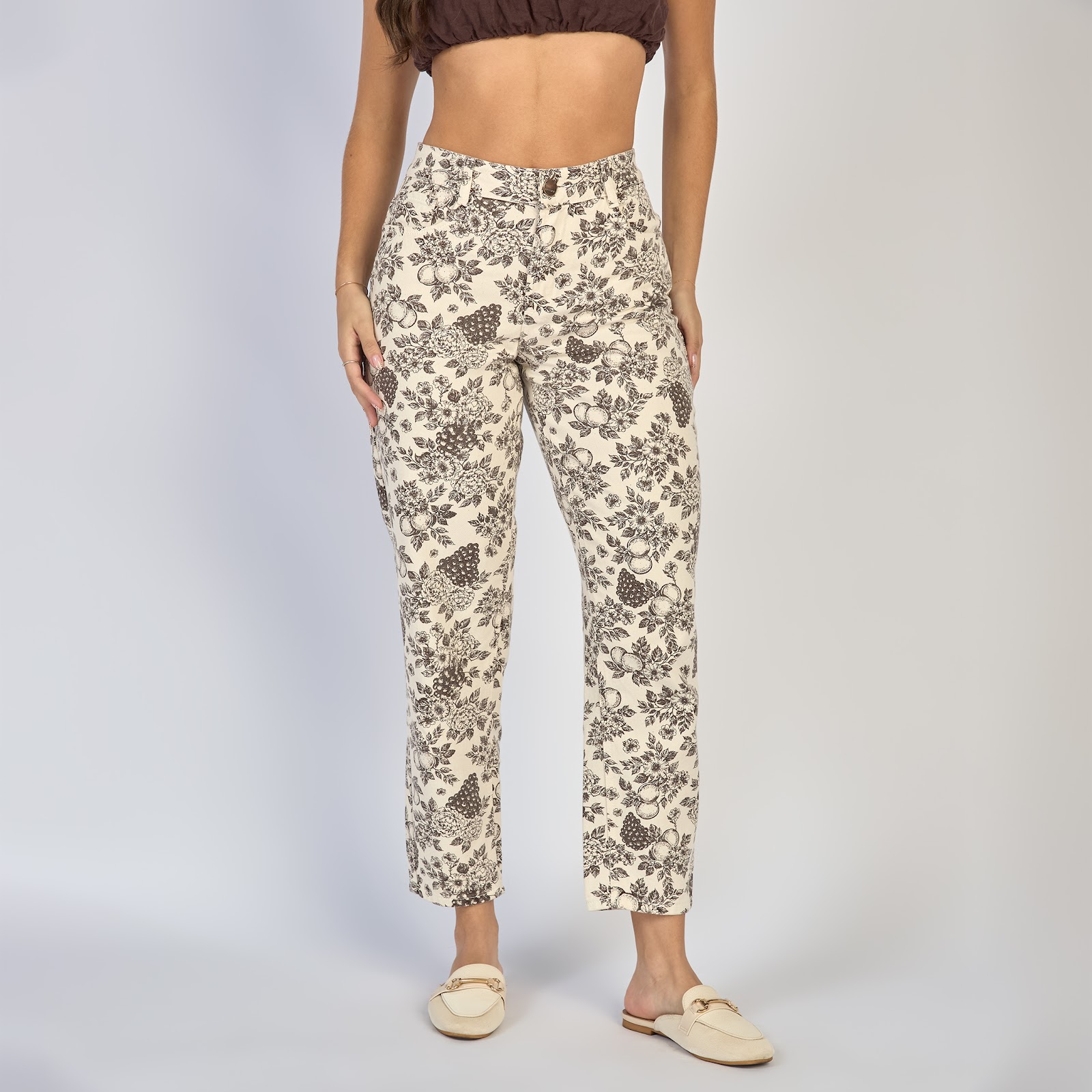 Jean dama mom fit tiro alto rígido con estampado frutal, color Crudo - Vista 6