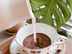 Rót từ từ sữa nóng vừa đánh bông vào tách sốt cacao, tiếp tục rót tiếp để bọt sữa vào đầy ly. Rắc lên trên ly socola sữa một lớp socola bào vụn từ 3 loại socola đã chuẩn bị là hoàn thành rồi nha.