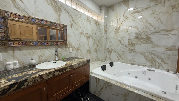 Baño de suite con jacuzzi de mármol
