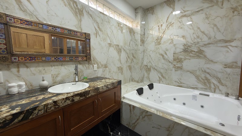 Jacuzzi de mármol en suite privada