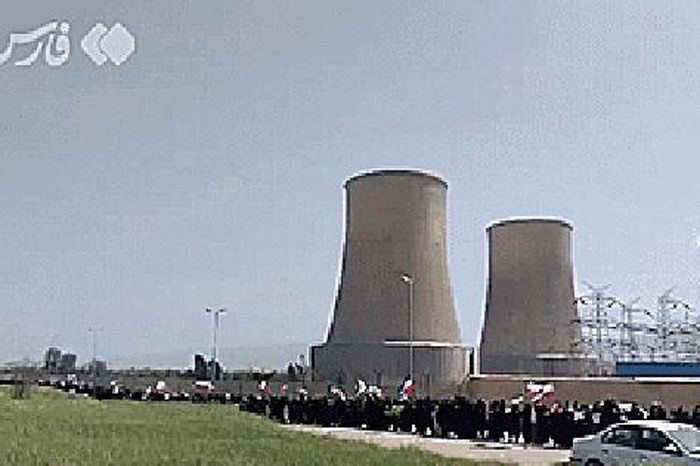 Người dân Iran tạo 'chuỗi người' bảo vệ nhà máy điện và các cây cầu - Báo Người Lao Động