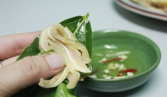 Sau đó đổ tai heo đã trộn ra đĩa. Khi ăn cuốn tai heo vào lá sung lớn rồi chấm nước mắm chua ngọt!