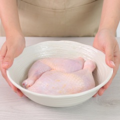 Cho 1 muỗng canh muối vào 700gr đùi gà góc tư Mỹ, chà sát và rửa sạch rồi lột bỏ lớp da gà.