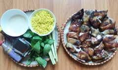 Móng giò thui vàng rửa sạch, chặt miếng vừa ăn.