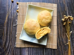 Sau đó nướng bánh ở nhiệt độ 180 độ C trong vòng 10 phút. Tránh nướng quá lâu phần nhân tan chảy sẽ chín và đông lại.