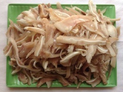 Sau đó cắt thịt thành những sợi nhỏ, mỏng, ngắn.
