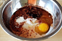 Cho tất cả các nguyên liệu trừ chocolate vào 1 bát to rồi đánh đều lên. Mình sẽ đánh đều đến khi hỗn hợp sánh, nhuyễn và không bị vón cục.
